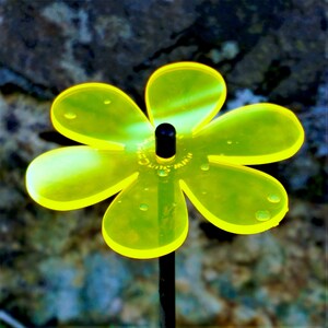 Single Daisy Sun Catcher Garden Decor 50cm, 19.5 inch Medium Decorative Garden Stake Garden Ornament Outdoor Beautiful Gift for Garden Lover
