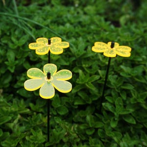 Sun Catcher Garden Decor Glowing Daisy Set of 3 Decorative Garden Stakes 25cm, 10 inch high Outdoor Yard Bouquet Lovely Gardeners Gift