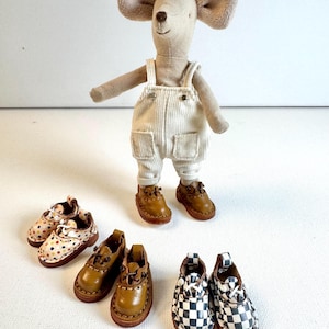 Zapatos de niño ratón Maileg, ropa Maileg, accesorios Maileg, zapatos gran hermano Maileg, casa de muñecas, zapatos escala 1/6, accesorios Maileg.
