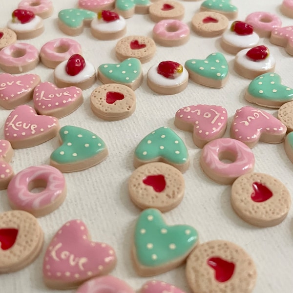 One set of 1/6th scale biscuits. 5 biscuits in total. Dollhouse food, miniature biscuits. Suits Maileg or Sindy.