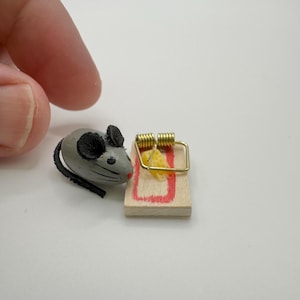 Souris miniature, piège à souris et fromage pour votre maison de poupée.