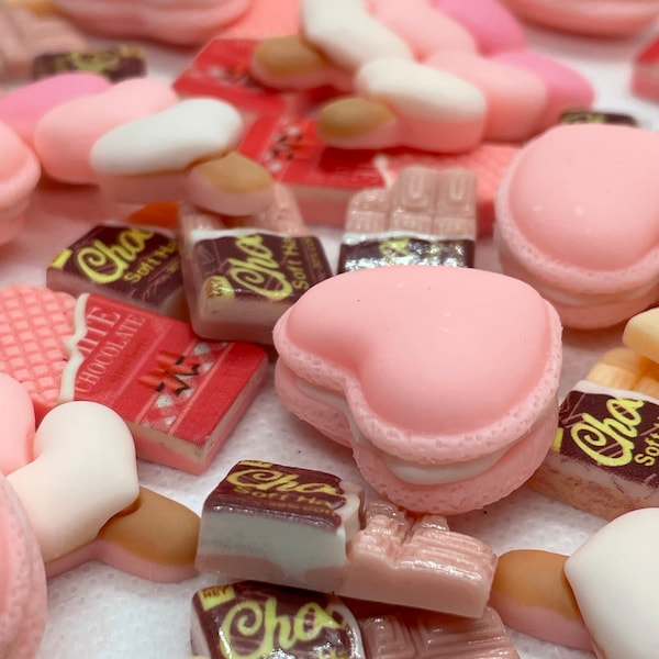 Dollhouse valentines sweets varying scales. Maileg mouse, dollhouse food, dollshouse miniatures.