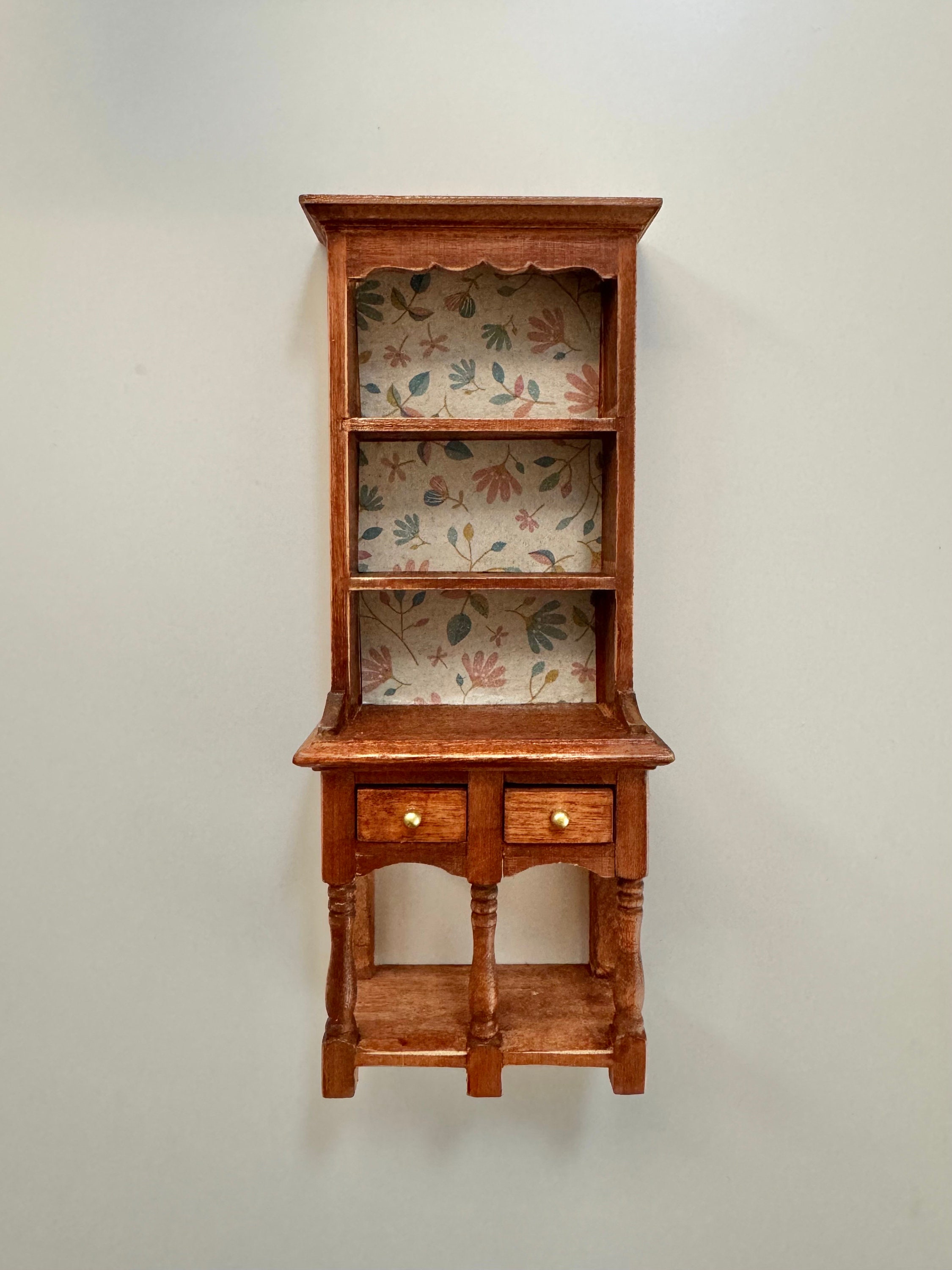 イギリス　Welsh Dresser  飾り棚　ミニチュア　ティーセット　小物 イギリスはQueen China製、ビンテージ、ブルガンディーローズの