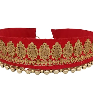 Könnte beinhalten: Rotes Stoff-Haarband mit goldener Stickerei und einer Reihe goldener Perlen.