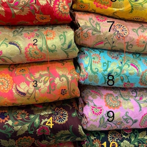 Tessuto di broccato Banarasi floreale largo 44" Materiale per abiti da sposa indiani dorati tagliato su misura