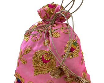 Può includere: Un sacchetto di raso rosa con ricami e paillettes dorate. La borsa con coulisse presenta un motivo a piuma di pavone e nappe dorate. La borsa è legata in alto con un cordoncino dorato.