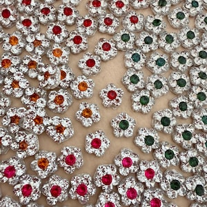 Parches pequeños de diamantes de imitación con forma de flor de cristal, colores surtidos - Paquete de 25 unidades