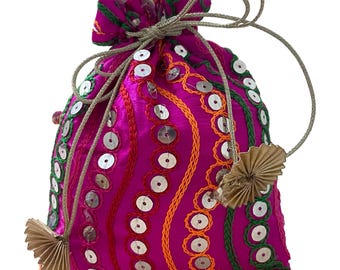 Può includere: Un vivace sacchetto fucsia con coulisse, ornato di paillettes argentate e ricami intricati in arancione, verde e rosso. La borsa presenta un cordoncino dorato e nappe decorative, perfetto per trasportare piccoli oggetti.