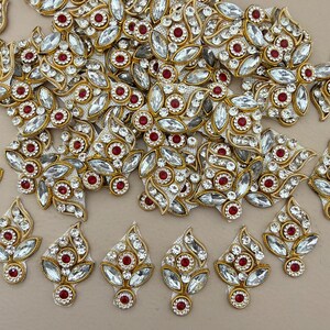 Röda och guldfärgade Kundan-lappar - Handbroderade blomapplikationer 10 st