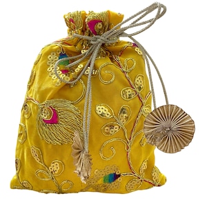 以下が含まれることがあります： 金色のスパンコールと刺繍が施された、黄色のベルベット巾着袋。 ピンクと青のアクセントが施された孔雀の羽のデザインが特徴です。 銀色のコードとタッセルがデザインを完成させています。