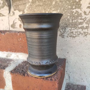 Può includere: Un cartello in legno fatto a mano con la scritta "Benvenuti" in un carattere stravagante. Il cartello è dipinto di bianco con una finitura invecchiata e presenta un design floreale nei toni del rosa e del verde. Misura circa 30 cm di larghezza.
