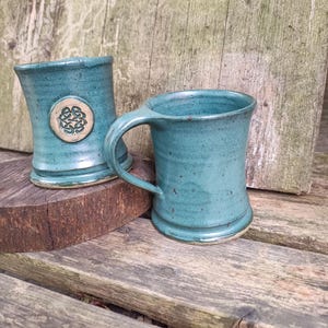 Tasse in petrol-grün mit keltischen Knoten