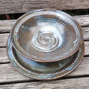 Juego de 2 platos, plato llano y plato hondo, marrón y azul.