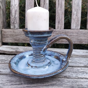 Grande candeliere per candele a colonna, in gres smaltato blu-marrone.