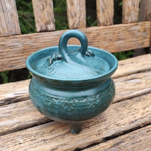 Can, lidded container, sugar bowl, odds and ends pot, grappa, tripod