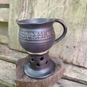 Stövchentasse,Tasse mit Stövchen, matt-schwarz mit Runen