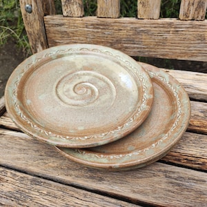 Può includere: Una tazza di ceramica bianca con manico nero e la scritta "But First, Coffee" in grassetto nero. La tazza è posta su uno sfondo sfocato, suggerendo un'atmosfera accogliente.