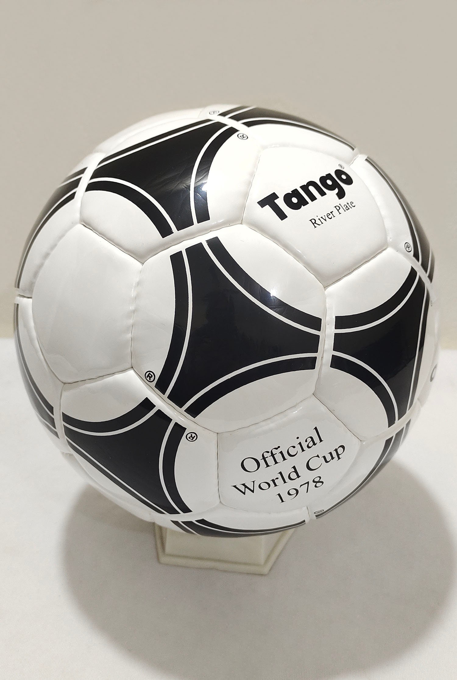 Tango River Plate Soccer ® 1978 Official World Cup Football