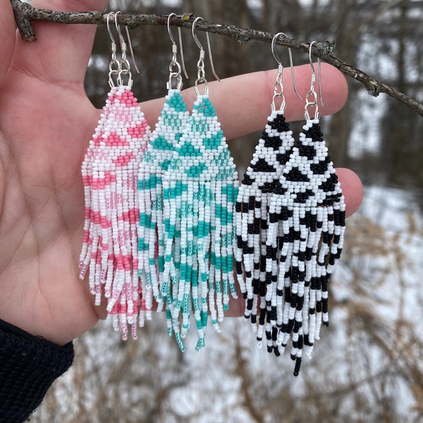 Boucles d'oreilles à franges en point de brique à imprimé vache