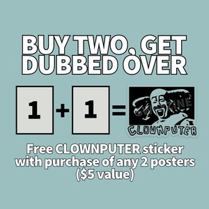 Op de afbeelding: Koop twee posters en ontvang een gratis CLOWNPUTER-sticker, een zwart-witte illustratie van een clown met de tekst "CLOWNPUTER" eronder. De sticker is &euro;5 waard.