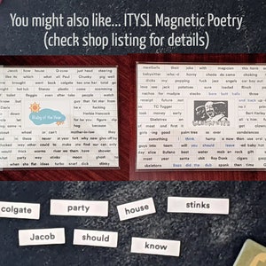 Op de afbeelding: Een set magnetische po&euml;zietegels met woorden als "colgate", "feest", "huis", "stinkt", "Jacob", "zou" en "weet". De tegels zijn wit met zwarte letters. De tegels zijn in een rasterpatroon gerangschikt. Er zijn twee sets tegels, een met woorden die betrekking hebben op het dagelijks leven en een met woorden die betrekking hebben op meer abstracte concepten.