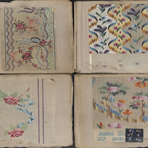 Könnte beinhalten: Vier Seiten aus einem Vintage-Stickmusterbuch, jede Seite zeigt ein anderes Design. Die erste Seite zeigt ein Blumenmuster mit rosa Rosen, blauen und grünen Blättern und einem violetten Rand. Die zweite Seite zeigt ein geometrisches Muster mit gelben, blauen, grünen und violetten Farben. Die dritte Seite zeigt ein Blumenmuster mit rosa Rosen, blauen Blättern und einem violetten Rand. Die vierte Seite zeigt ein Blumenmuster mit rosa Rosen, orangefarbenen und blauen Blumen und grünen Blättern.