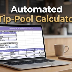 Op de afbeelding: Een laptop toont een spreadsheet "Geautomatiseerde Tip-Pool Calculator". Het scherm toont een tabel met rollen, punten en ploegendienstgegevens. Een koffiemok, notitieboek en pen liggen op de houten tafel. Het LadySnow-logo is zichtbaar.