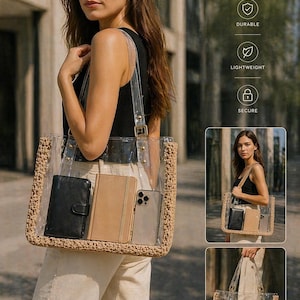 Puede incluir: Un bolso tote transparente con un borde de paja tejida, que contiene una cartera negra, un cuaderno beige y un teléfono inteligente. El bolso tiene correas transparentes y herrajes dorados. El bolso lo lleva una persona.