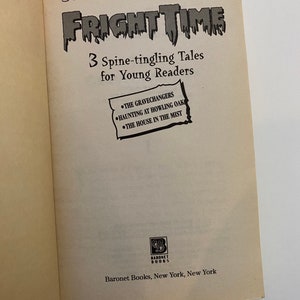 以下が含まれることがあります： スコット・ファデンによる「フライト・タイム」の書籍カバー。カバーには不気味なフォントと、霧の中の家の白黒イラストが描かれています。この本は、若い読者向けの3つの背筋がゾッとするような物語のコレクションです。この本は、バロネット・ブックス、ニューヨークによって出版されています。