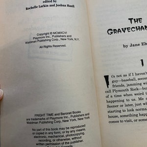 以下が含まれることがあります： ジェーン・エの「ザ・グレイブチャン」というタイトルの書籍の表紙。表紙は白黒で、不気味なフォントが使われています。この書籍は「フライト・タイム」シリーズの一部です。