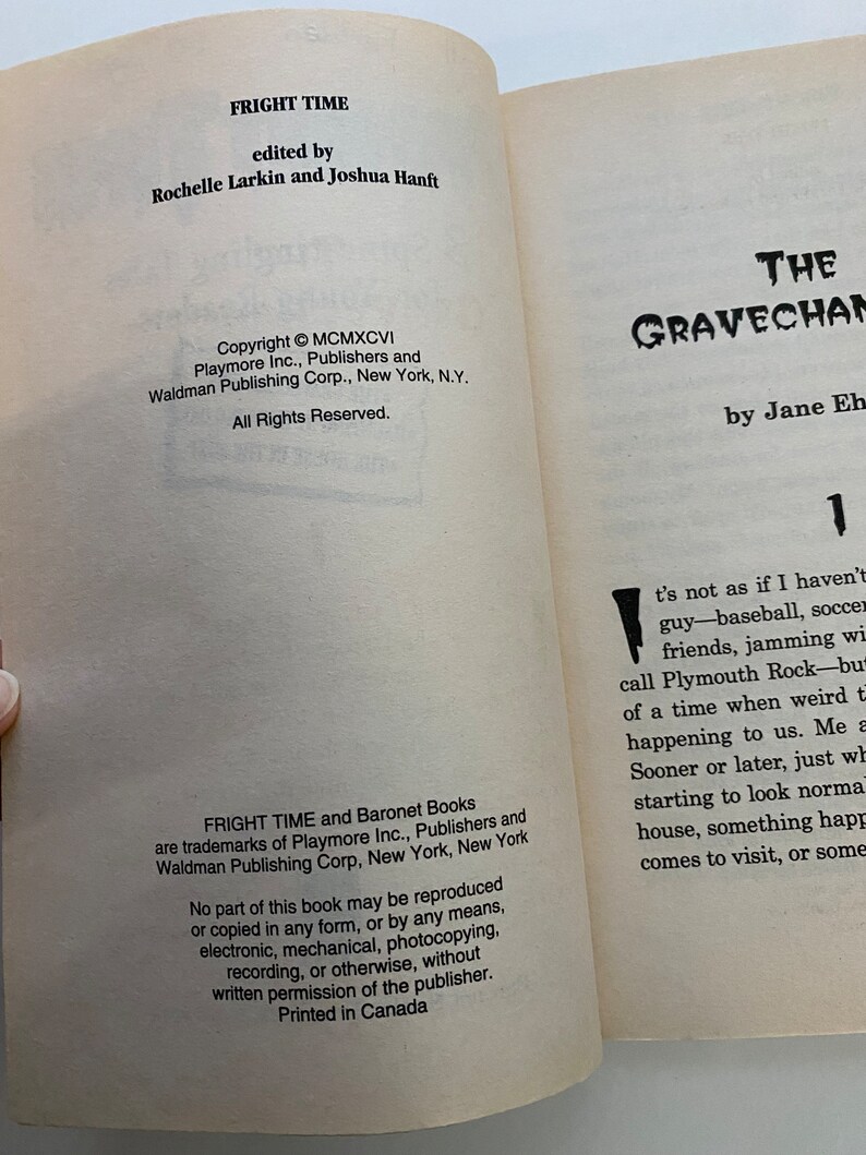 以下が含まれることがあります： ジェーン・エの「ザ・グレイブチャン」というタイトルの書籍の表紙。表紙は白黒で、不気味なフォントが使われています。この書籍は「フライト・タイム」シリーズの一部です。