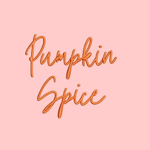 Può includere: Le parole "Pumpkin Spice" sono scritte in un carattere corsivo arancione su uno sfondo rosa chiaro. Il testo sembra essere in 3D, con un leggero effetto ombra, che gli conferisce un aspetto rialzato. L'estetica generale è calda e invitante.