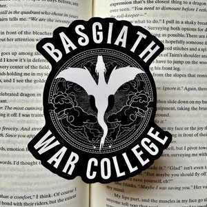 K&ouml;nnte beinhalten: Schwarz-wei&szlig;er Aufkleber mit einer Drachen-Silhouette und dem Text "Basgiath War College".