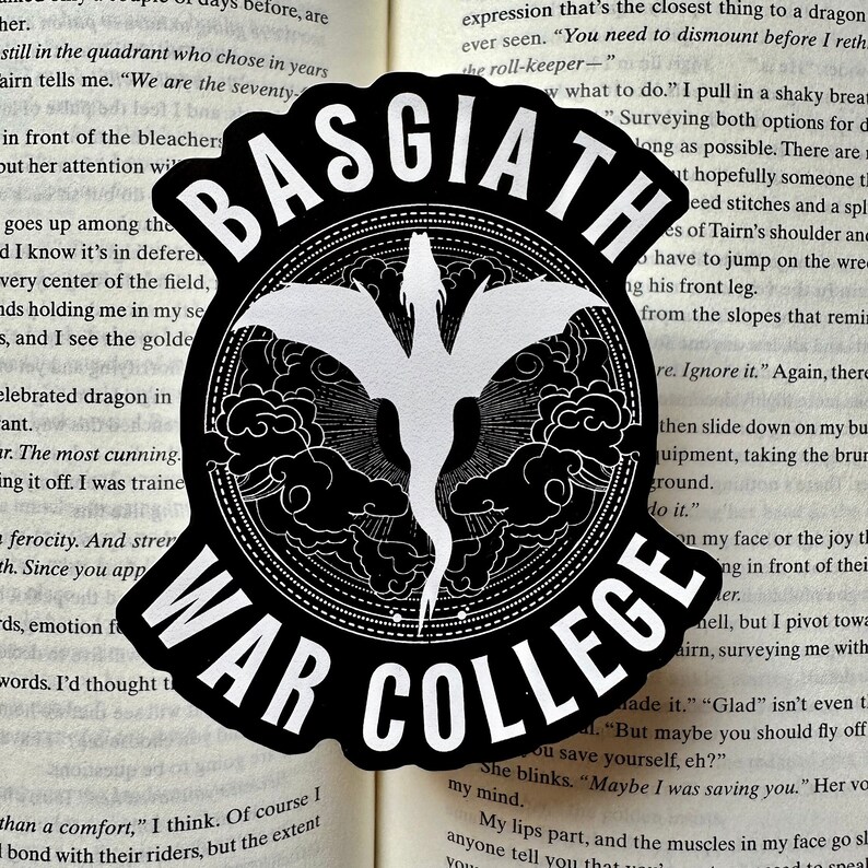 K&ouml;nnte beinhalten: Schwarz-wei&szlig;er Aufkleber mit einer Drachen-Silhouette und dem Text "Basgiath War College".