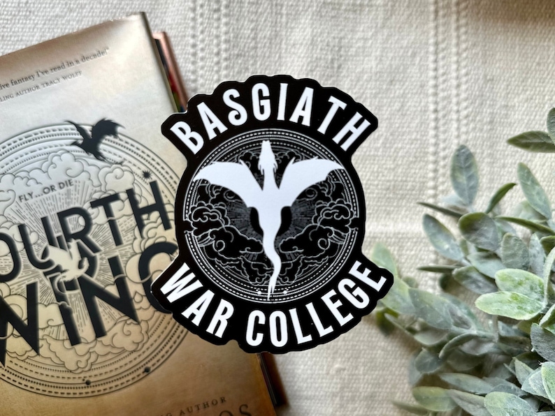K&ouml;nnte beinhalten: Schwarz-wei&szlig;er Aufkleber mit einer Drachen-Silhouette und dem Text "Basgiath War College".