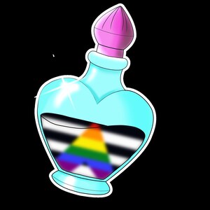 Puede incluir: Una botella de vidrio en forma de corazón con un tapón rosa. La botella está llena de un líquido que parece ser una bandera arcoíris con una franja negra y blanca en la parte superior.