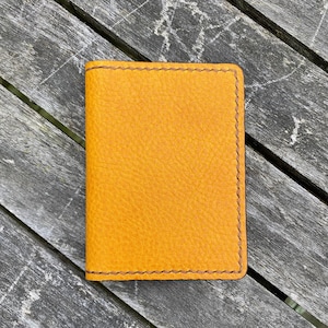 Cartera minimalista de cuero italiano de cuatro bolsillos en oro amarillo, hecha a mano en EE. UU., ideal para regalo.