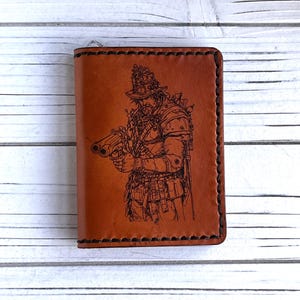 Cartera minimalista de 4 bolsillos de cuero marrón tostado con imagen de guerrero steampunk. Fabricada en EE. UU. Idea de regalo.