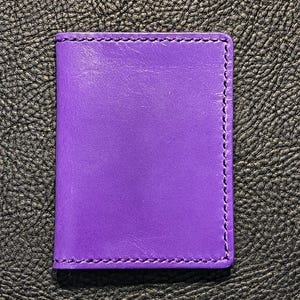 Cartera minimalista de cuatro bolsillos de cuero italiano morado, hecha a mano en EE. UU., ideal para regalo.