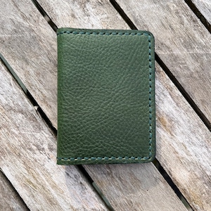 Cartera minimalista de cuero italiano verde esmeralda con cuatro bolsillos, hecha a mano en EE. UU., ideal para regalo.
