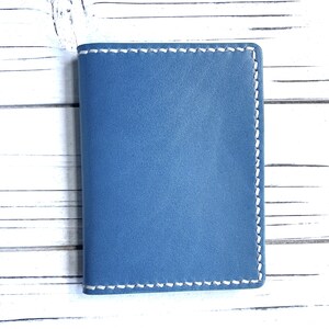 Cartera minimalista de cuatro bolsillos de cuero italiano azul con costuras blancas, hecha a mano en EE. UU., idea de regalo