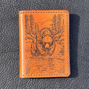 Cartera minimalista de 4 bolsillos de cuero marrón tostado con diseño de oso negro, hecha en EE. UU., idea de regalo