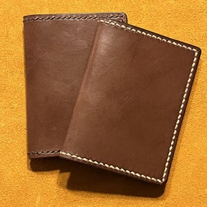 Cartera minimalista de cuatro bolsillos de cuero marrón, hecha a mano en EE. UU., básica, resistente y funcional, idea de regalo