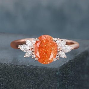Anillo de compromiso vintage único de piedra solar en oro macizo de 14 quilates con piedra preciosa naranja ovalada. Anillo de promesa de moissanita único, regalo de aniversario para mujer.