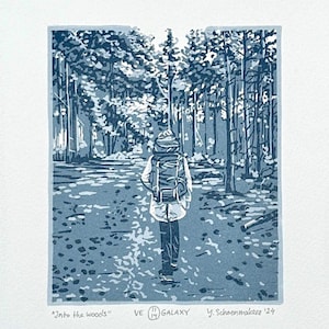 Może przedstawiać: Niebiesko-biała linorytnicza grafika przedstawiająca osobę idącą przez las. Grafika nosi tytuł "Into the Woods" i jest podpisana przez artystę, Y. Schoenmakers. Grafika jest numerowana 2/9.