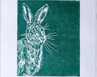 Pode incluir: Um desenho a branco de uma cabeça e ombros de uma lebre sobre um fundo verde-azulado. A imagem é intitulada "Hare" e assinada "YS 7/20".