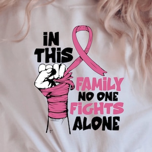 In questa famiglia nessuno combatte da solo file di taglio svg per cricut/Sensibilizzazione sul cancro al seno svg/Sopravvissuto al cancro svg/Nastro rosa cancro svg silhouette