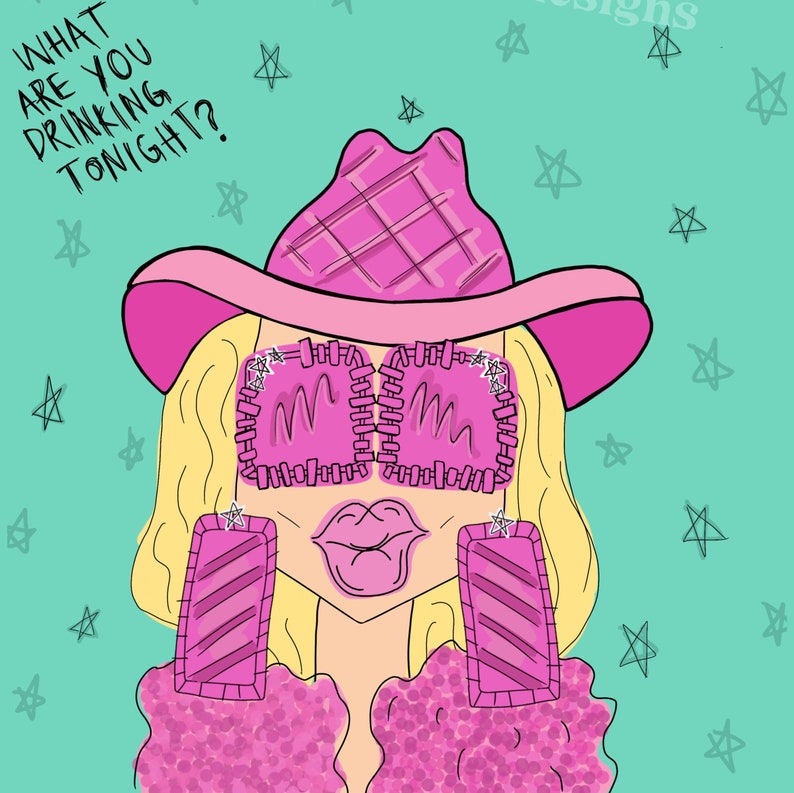 Op de afbeelding: Een cartoonillustratie van een vrouw die een roze cowboyhoed, roze zonnebril en een roze bontjas draagt. De vrouw heeft blond haar en roze lippen. De achtergrond is turquoiseblauw met witte sterren. De tekst "WHAT ARE YOU DRINKING TONIGHT?" staat in het zwart bovenaan de afbeelding.