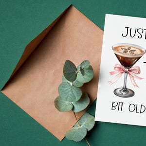 Carte d'anniversaire martini expresso Carte d'anniversaire pour les filles Carte A Tini Bit Older Carte café et cocktail Carte d'anniversaire 30 cocktails Coquette