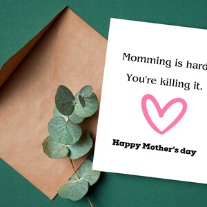 Première carte de fête des mères, Momming is hard. vous le tuez. Cartes de fête des mères pour nouvelle maman, carte pour maman, cadeau de nouvelle maman, carte parentale,